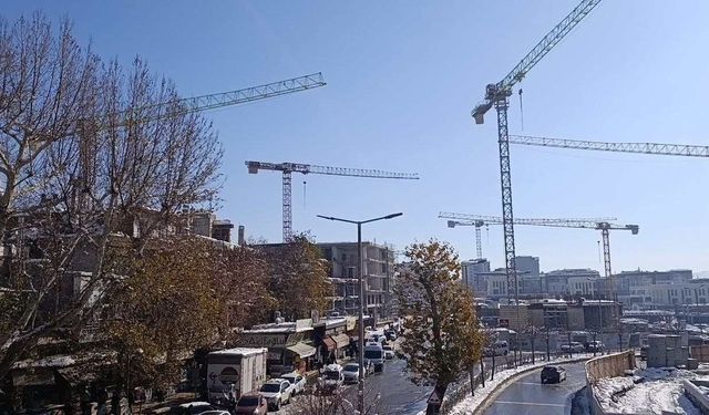 Kahramanmaraş’ta soğuk hava inşaatları durma noktasına getirdi