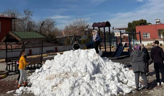Toprakkale’de çocuklara kar sürprizi: Parka kamyonla kar getirildi