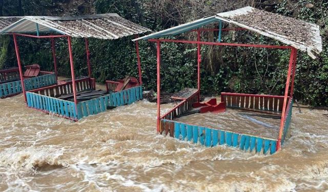 Alanya’da Sağanak Dehşeti: Çay Taştı, Çardaklar Sular Altında Kaldı