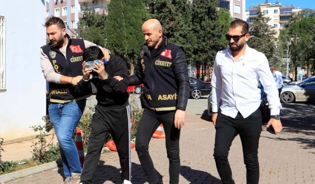 Antalya'da Cani Koca Hem Eşini Vurdu Hem Kaçtı!