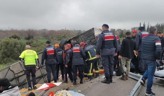 Antalya'da yolcu otobüsü devrildi: Çok sayıda ölü ve yaralı var