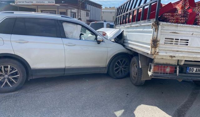 Düziçi Muhsin Yazıcıoğlu Bulvarı’nda şiddetli çarpışma! Çevre Yolu kavşağı karıştı: Yaralılar var