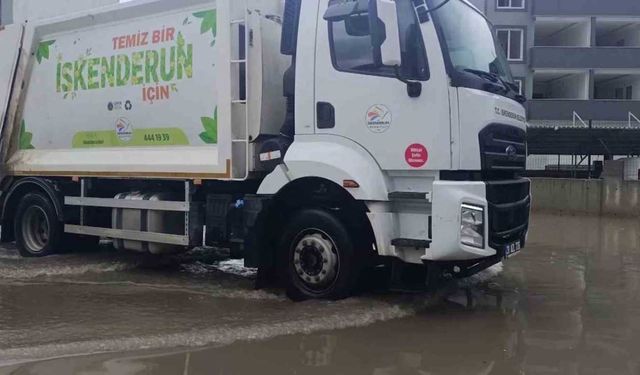 Göle dönen yol nedeniyle derse gidemeyen üniversite öğrencisi hocasına seslendi