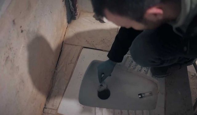 Hatay’da tuvalet deliğinde zulalanan yasaklı madde bulundu