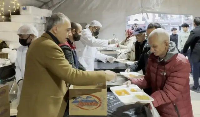 İbrahim Çenet Vatandaşlarla Aynı Sofrada, Devlet Bahçeli Meydanı’nda İftar Buluşması