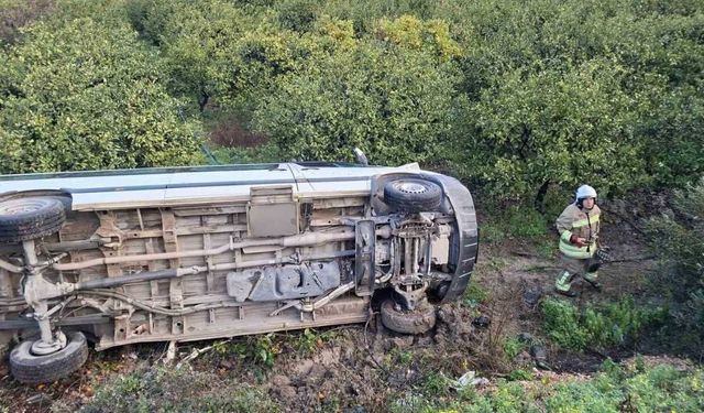 Öğrenci servisi narenciye bahçesine uçtu