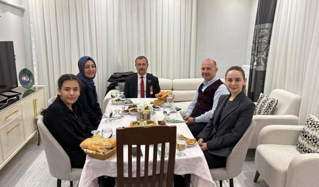 Osmaniye Valisi ve kızı 6 Şubat’ta eşi ile dört evladını şehit veren Gazi ile iftar masasında