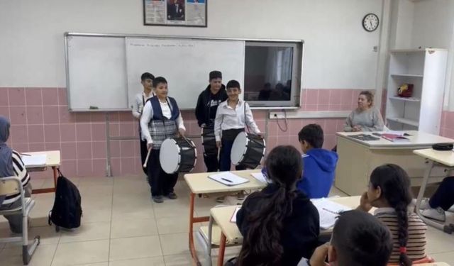 Osmaniye’de Ramazan Davulcusu Geleneği Okulda Yaşatıldı