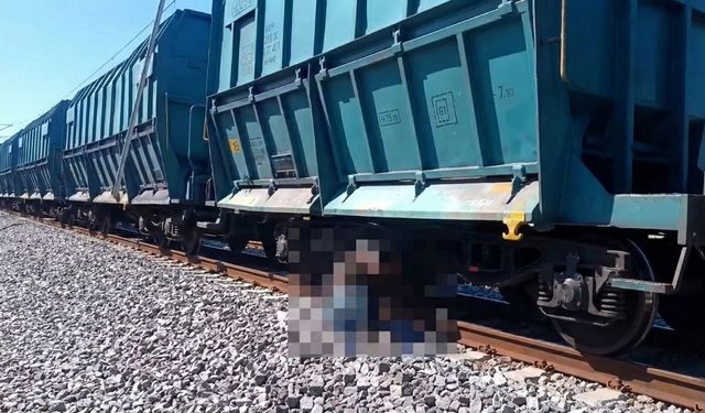 Osmaniye'de Tren Yolunda Feci Kaza: Trenin Geldiğini Fark Etmedi!