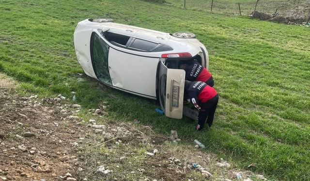 Osmaniye'nin Kadirli İlçesinde Trafik Kazası: Kontrolden Çıkan Araç Tarlaya Devrildi