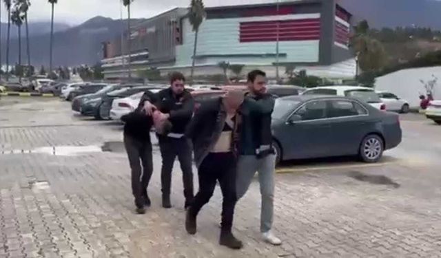 Polis memuruna kafa atan ve hakaret eden şahıs tutuklandı