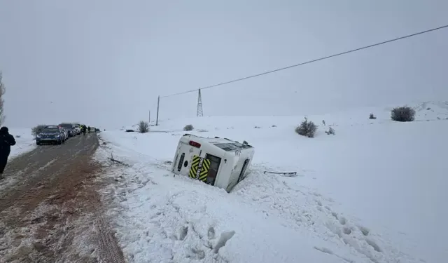 Sivas’ta Öğrenci Servisi Devrildi: 14 Yaralı