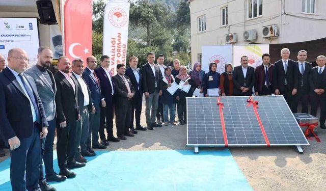 Adana’da Konargöçer Kadınlara Taşınabilir Güneş Enerjisi Desteği