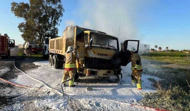 Arsuz’da alevlere teslim olan kamyonet kullanılamaz hale geldi