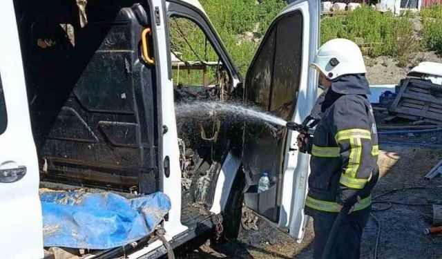 Arsuz’da Park Halindeki Minibüste Yangın