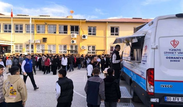 Osmaniye Mehmet Akif Ortaokulu Öğrencilerine Sıcak Çorba İkram Edildi