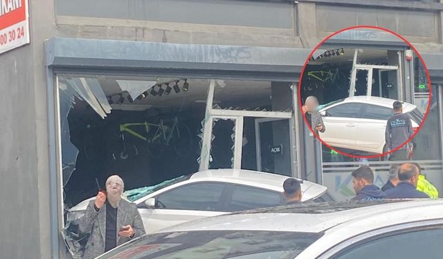 Osmaniye’de Kontrolden Çıkan Otomobil Dükkana Daldı