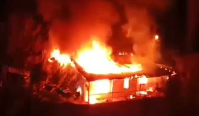 Saimbeyli’de Alev Alev Yanan Ev Küle Döndü