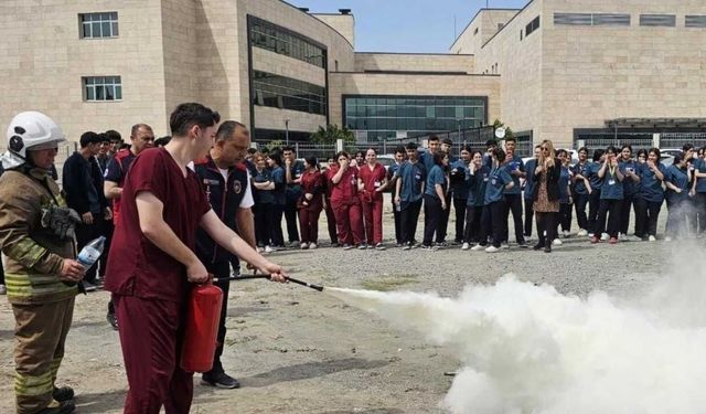 Hatay’da otomobil ağaca çarptı: 3 kişi yaralandı
