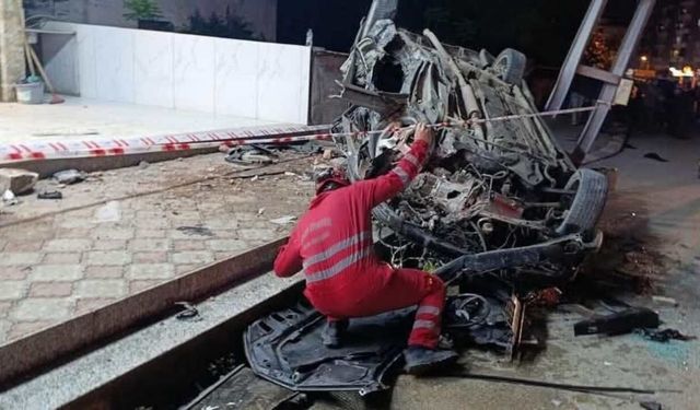 Dörtyol’da Aydınlatma Direğine Çarpan Araç Hurdaya Döndü