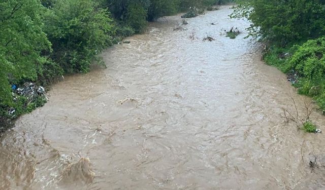 Düziçi'nde Sağanak Yağış Hayatı Felç Etti: Dereler Taştı, Yollar Su Altında Kaldı