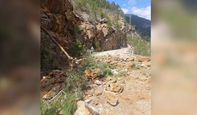 Feke-Saimbeyli kara yolu heyelan nedeniyle kapandı