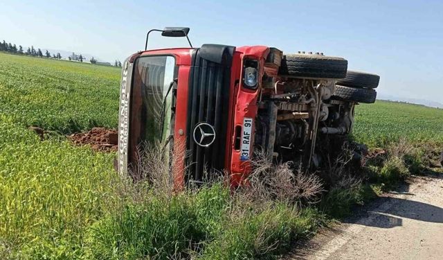 Hatay Kumlu’da Korkutan Kaza: Tır Şarampole Devrildi