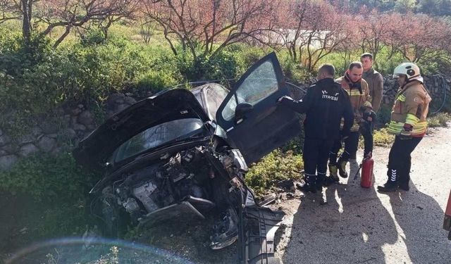 Hatay Yayladağı’nda Korkutan Kaza Kontrolden Çıkan Otomobil Bahçe Duvarına Çarptı