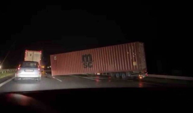 Hatay’da Fırtına ve Şimşek Nöbeti: Konteynerler Devrildi, Çatılar Uçtu