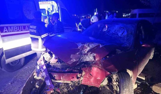 Hatay’da otomobil ağaca çarptı: 3 kişi yaralandı