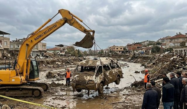 Kadirli’de Sel Sularına Kapılan Minibüs Hurda Halinde Bulundu