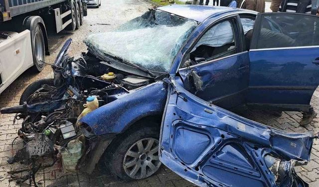 Kahramanmaraş’ta Korkutan Kaza: OSB Yolunda Otomobil Sıkıştı!