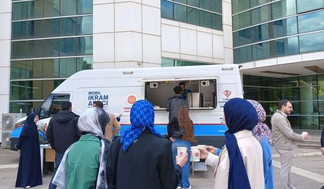 Osmaniye’de Üniversite Kampüsünde İçleri Isıtan Görüntü: Herkes Kuyruğa Girdi!