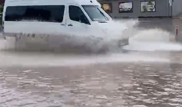 Toprakkale Hal Yolu Üzerinde Etkili Olan Yağış Sürücülere Zor Anlar Yaşattı