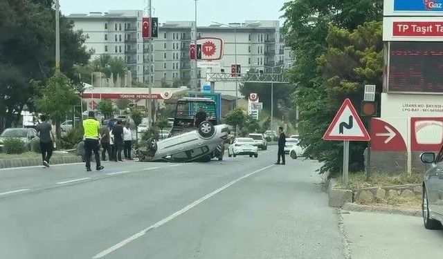 Hatay'da refüje çarpan otomobil takla attı, sürücü yaralandı