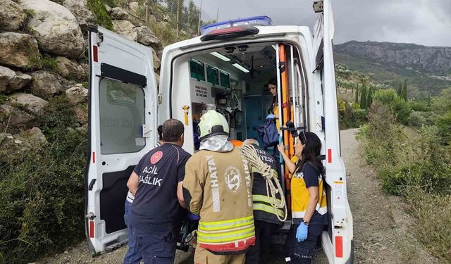 Şelaleye düşüp yaralanan kadını itfaiye kurtardı