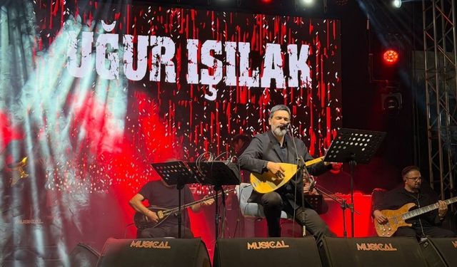Düziçi Karacaoğlan Festivali’nde Uğur Işılak Rüzgarı! Efsane Finale Binlerce Kişi Katıldı