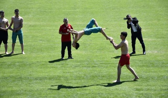 Kadirli'de 19 Mayıs Coşkusu Stadyuma Sığmadı!