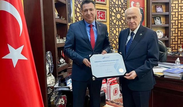 OKÜ’den Devlet Bahçeli’ye Akreditasyon Belgesi Takdimi