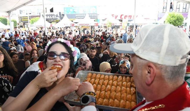 Osmaniye'de Guinness Rekortmeni Şeften Dev Baklava Şovu!