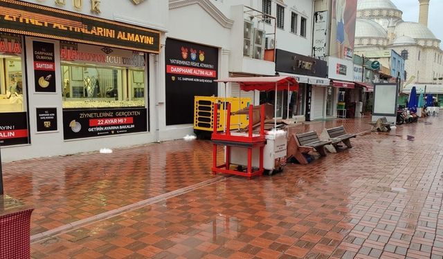 Yoğun Sağanak Osmaniye’yi Vurdu, İşlek Caddeler Boş Kaldı
