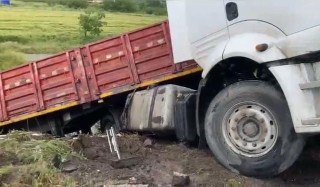 Osmaniye'de Kontrolden Çıkan Tır Bariyerleri Devirdi