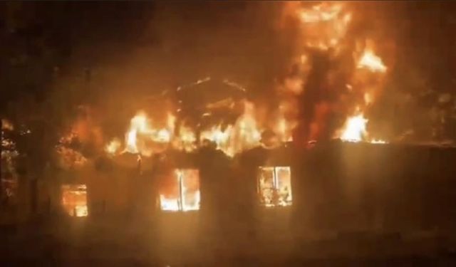 Görüntüler Videoda! Osmaniye'nin Sumbas İlçesinde Korkutan Yangın: Ahşap Ev Kül Oldu