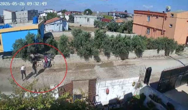 Motosikletle Tek Teker Yapan Gençlerin Duvara Çarpma Anı Kamerada