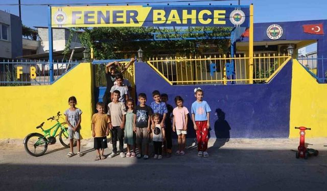 Depremde evi yıkılan taraftar yeni yuvasını sarı laciverte boyattı