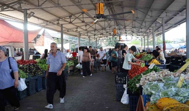 Kozan'da yaz sıcaklarına karşı pazarda önlemler alındı