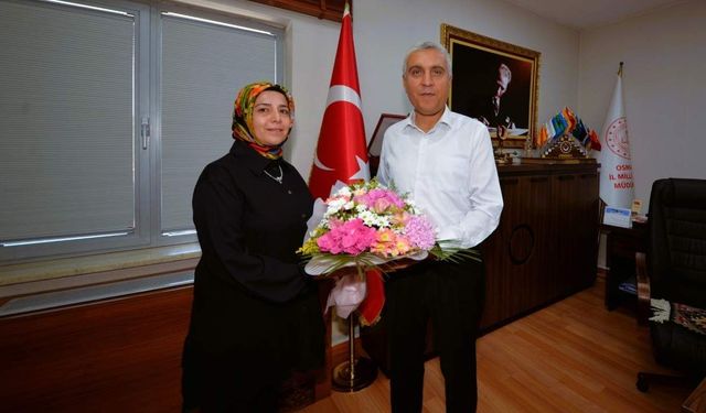 Osmaniye’de Emekliye Ayrılan Derya Kalıpçıoğlu’na Çiçekli Veda