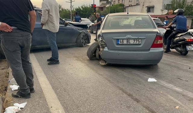 Osmaniye'de zincirleme kaza: 4 araç birbirine girdi, 2 yaralı