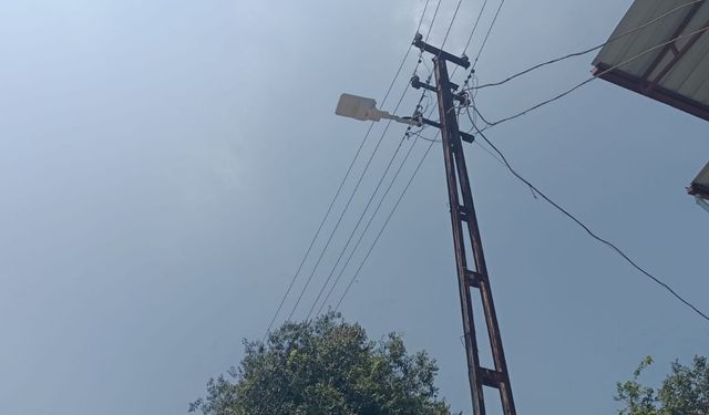 Toprakkale’de Yanlış Monte Edilen Sokak Lambası Görenleri Şaşırttı!