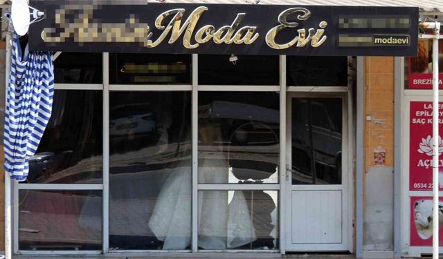 Adana Doğankent Mahallesindeki gelinlikçi dükkanında yangın çıktı